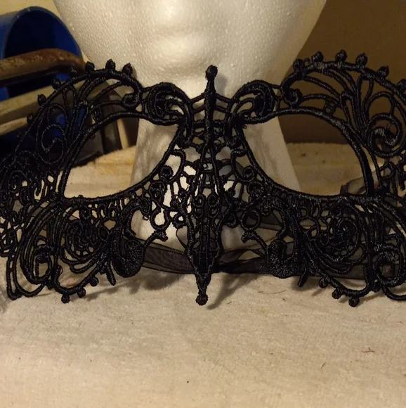 New,elegant black lace venetian dress up mardi gras masquerade mask. - Picture 3 of 3